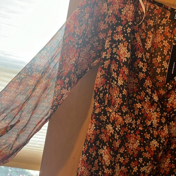 Lulu’s Floor Length Floral Wrap Dress NEW - Picture 3 of 4